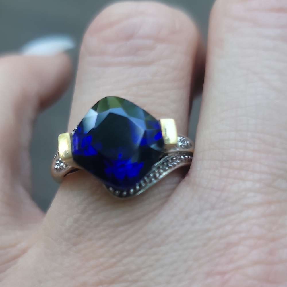 Blue and Gold Sapphire Ring with Elegant Design
